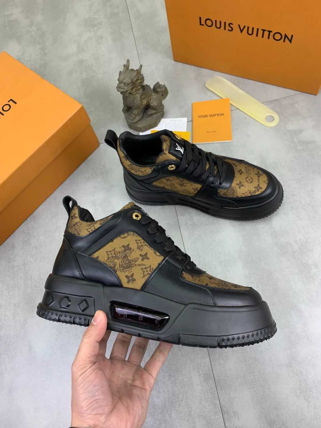 Men's men's shoes 💰P440 new style 💶【LOUIS VUITTON) new high top🍀LV Louis Vuitton *—— LV classic high top trendy shoes! Made of imported original soft calfskin, water-dyed pigskin lining. Original wear-resistant rubber outsole! High quality products! Code number: 38-44 Color: 2️⃣colors available